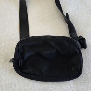 lululemon • athletica Black Adjustable Crossbody Belt Bag